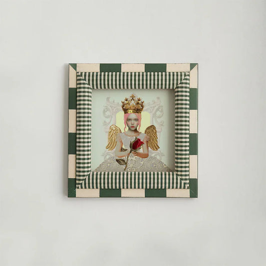 Wenskaart Rose van Belinda Jordens – Colored Angels Art, kaart met engelachtig kind dat een roos vasthoudt, in een gestreepte vintage lijst. Liefdevol en sierlijk ontwerp met gouden accenten.