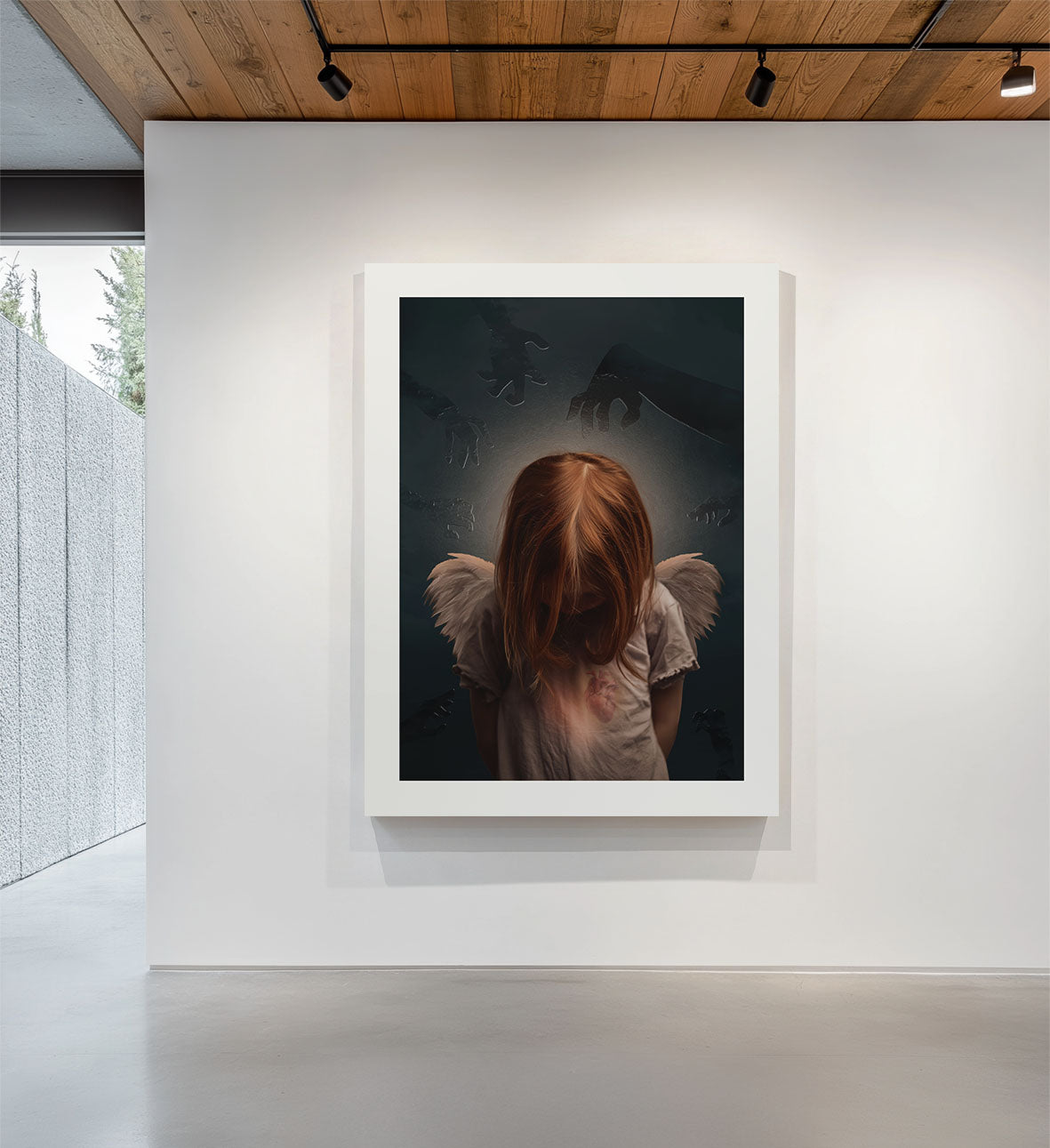 Meisje met engelenvleugels, hoofd gebogen, fine art print in rustige galerieruimte, symbolisch kunstwerk over kwetsbaarheid en innerlijke kracht