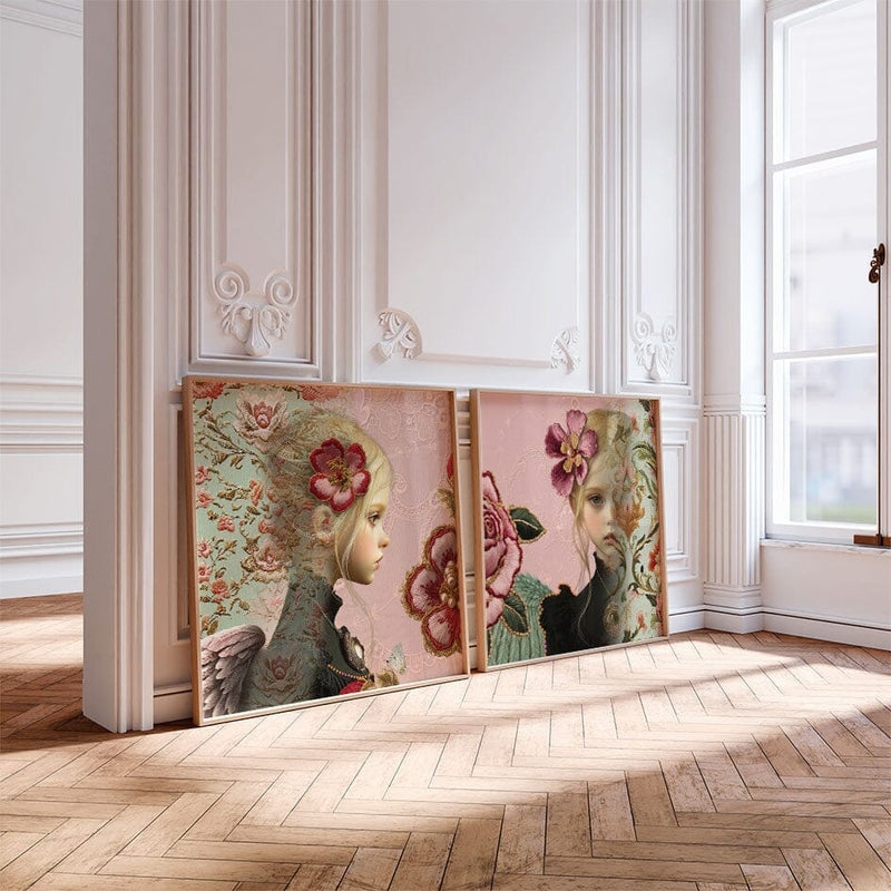 Twee schilderijen met een collage print van engelen en roze bloemen