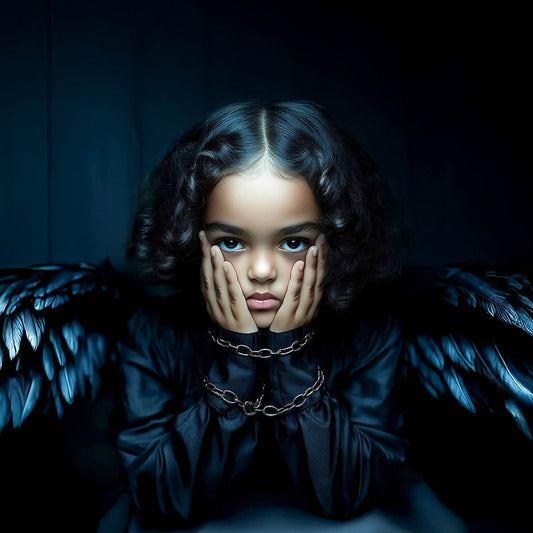 Kind met zwarte engelenvleugels en geketende handen in een donkere setting