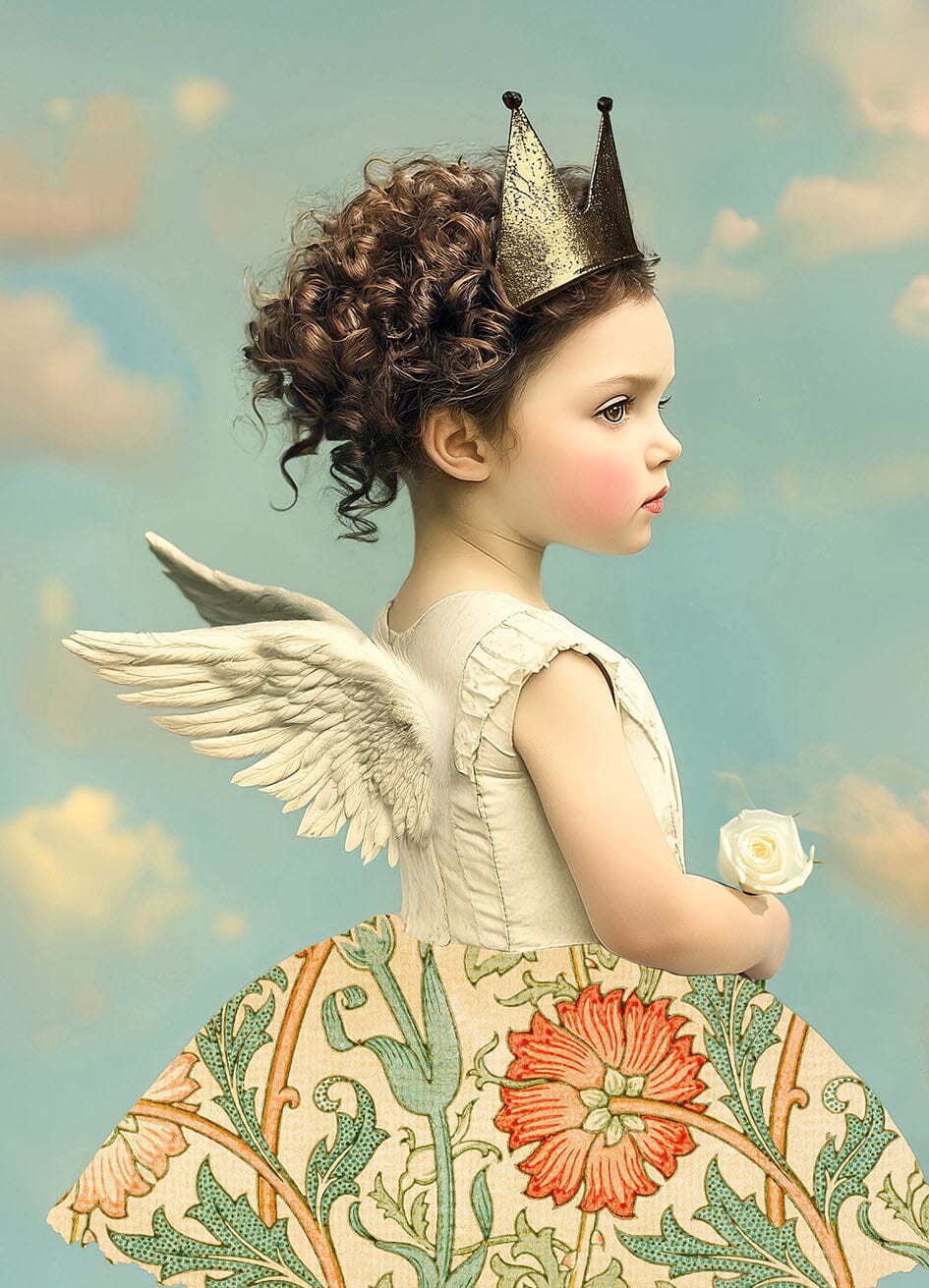 Meisje met witte engelenvleugels, gouden kroon en witte roos tegen een zachte luchtachtergrond