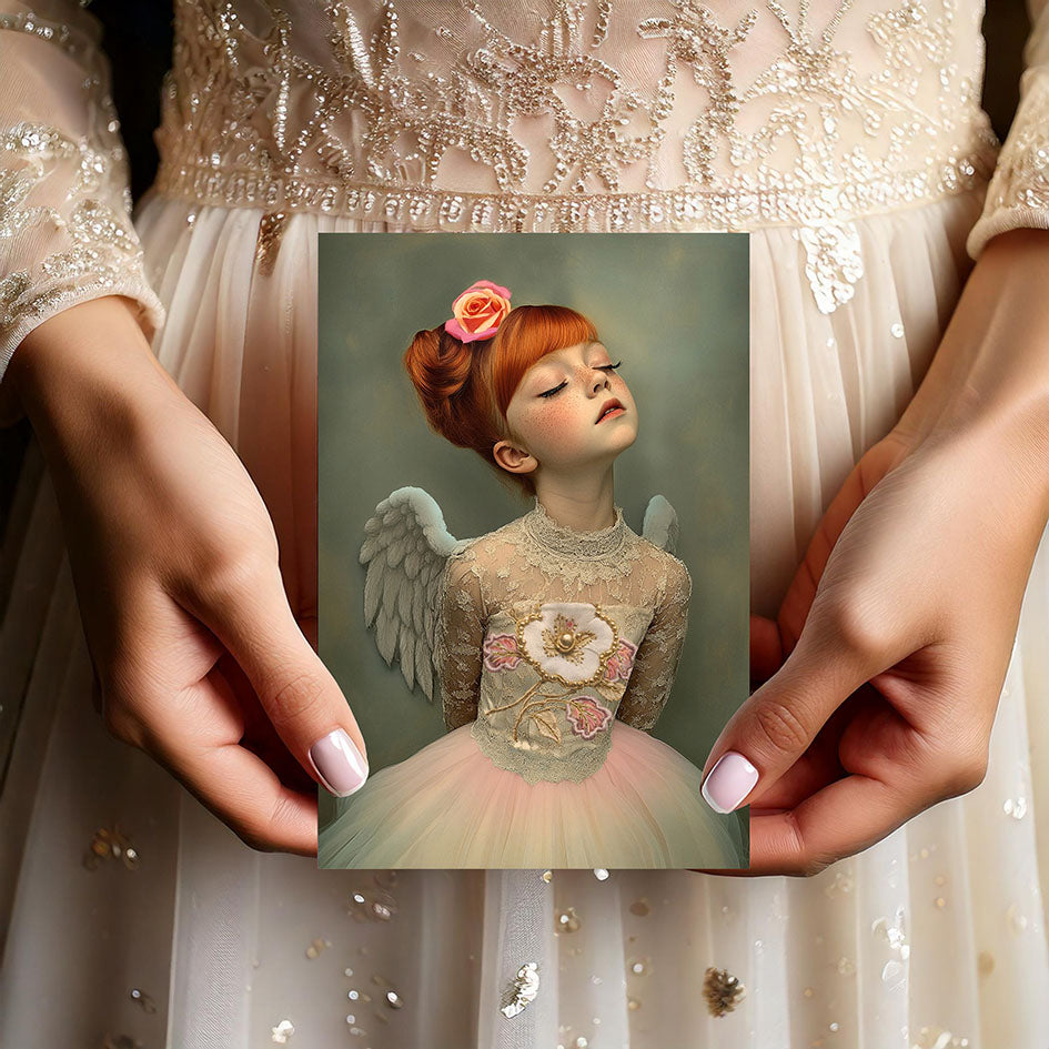 Mock-up van de Fiene engelkaart, met een roodharig meisje in pasteltinten, vleugels en een roze roos in het haar, vastgehouden door twee handen op een champagnekleurige glitterjurk.