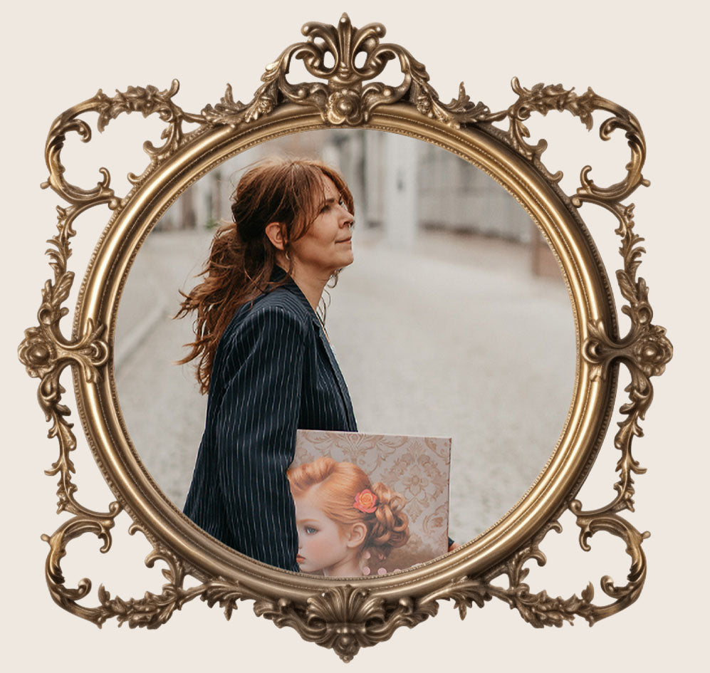 Portret van kunstenaar Belinda Jordens met haar artwork in een sierlijke antieke lijst, symbolisch voor de verbinding tussen maker en kunstwerk.