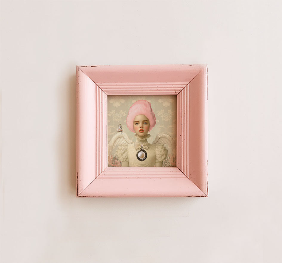 Wenskaart Ivory van Belinda Jordens – Colored Angels Art, kaart met engelachtig portret in zachte ivoor- en rozetinten, omlijst door een vintage roze kader. Dromerig en elegant ontwerp vol zachtheid.