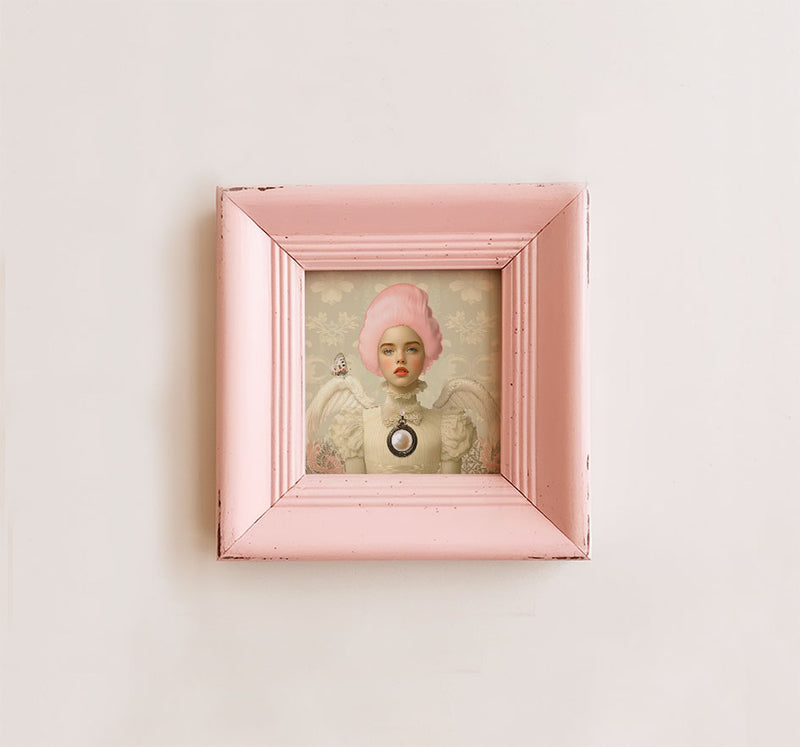 Wenskaart Ivory van Belinda Jordens – Colored Angels Art, kaart met engelachtig portret in zachte ivoor- en rozetinten, omlijst door een vintage roze kader. Dromerig en elegant ontwerp vol zachtheid.