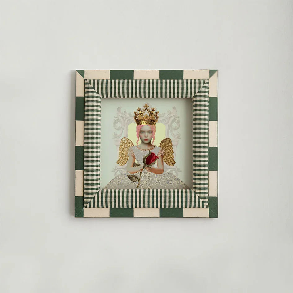 Wenskaart Rose van Belinda Jordens – Colored Angels Art, kaart met engelachtig kind dat een roos vasthoudt, in een gestreepte vintage lijst. Liefdevol en sierlijk ontwerp met gouden accenten.