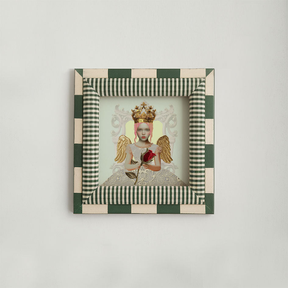 Wenskaart Rose van Belinda Jordens – Colored Angels Art, kaart met engelachtig kind dat een roos vasthoudt, in een gestreepte vintage lijst. Liefdevol en sierlijk ontwerp met gouden accenten.