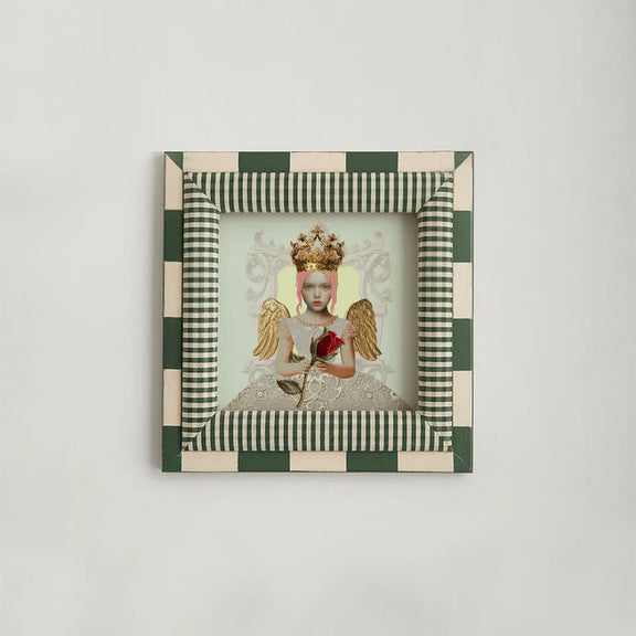 Wenskaart Rose van Belinda Jordens – Colored Angels Art, kaart met engelachtig kind dat een roos vasthoudt, in een gestreepte vintage lijst. Liefdevol en sierlijk ontwerp met gouden accenten.