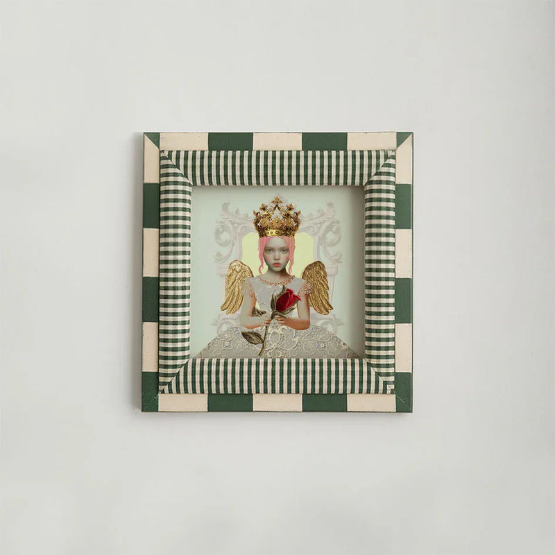 Wenskaart Rose van Belinda Jordens – Colored Angels Art, kaart met engelachtig kind dat een roos vasthoudt, in een gestreepte vintage lijst. Liefdevol en sierlijk ontwerp met gouden accenten.