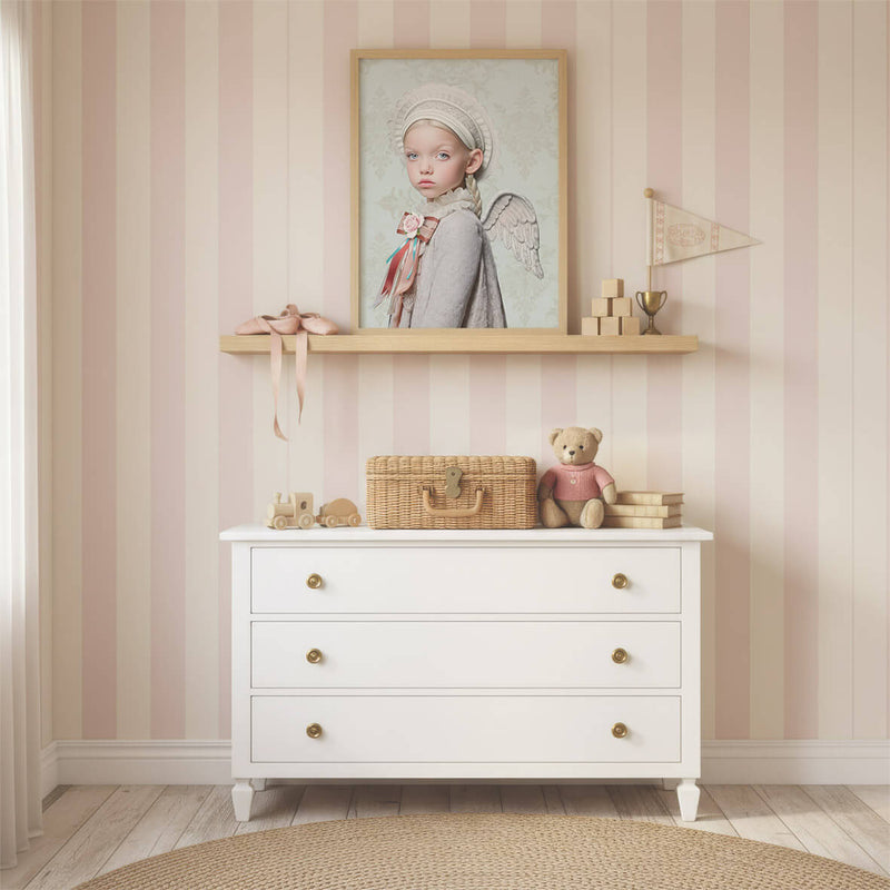 Zachte angel art print van meisje met vleugels in lichte vintage kinderkamer met pastelroze strepen, houten details en romantische sfeer.