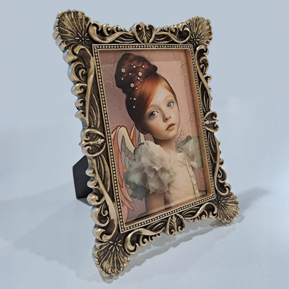 Rechthoekig kunstportret van engelachtig meisje in vintage lijst