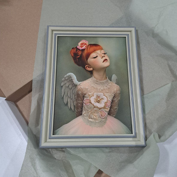 Ingelijst kunstportret van engelachtig meisje in lijst, liggend