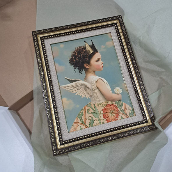 Ingelijst kunstportret met engelenvleugels, liggend gefotografeerd – Colored Angels Art