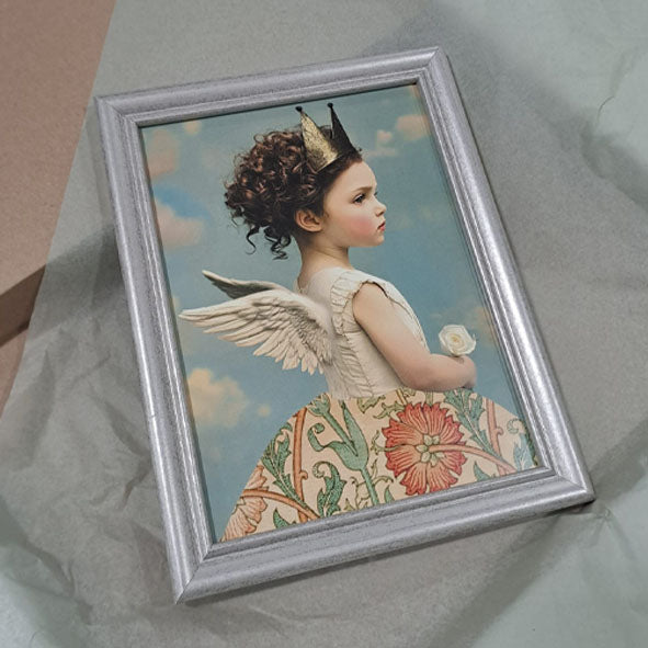 Ingelijst kunstportret van kind met engelenvleugels, liggend gefotografeerd – Colored Angels Art