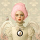 Engel met roze pruik in beige victoriaanse kleding
