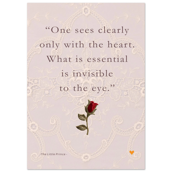 Fine art quote print met tekst uit The Little Prince op zachte kanten achtergrond en kleine rode roos