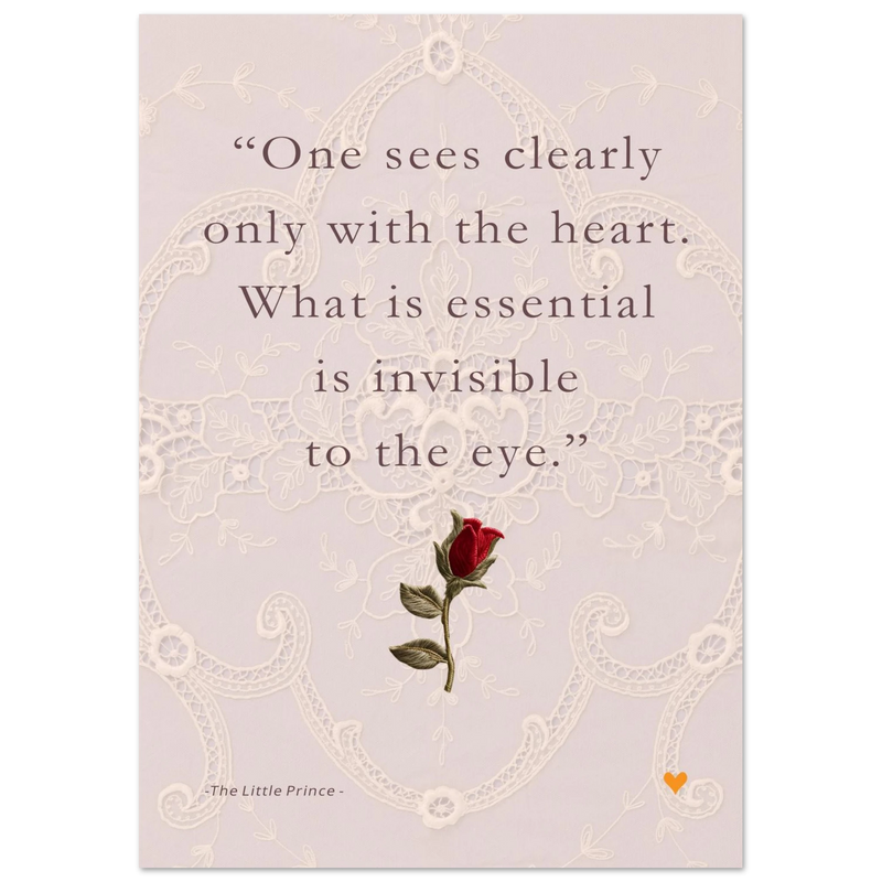 Fine art quote print met tekst uit The Little Prince op zachte kanten achtergrond en kleine rode roos