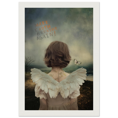 Fine art print van meisje met engelenvleugels gezien van achteren, landschap in zachte aardetinten met de tekst “Make Earth Breathe Again”, symbolisch kunstwerk over natuur, kwetsbaarheid en hoop
