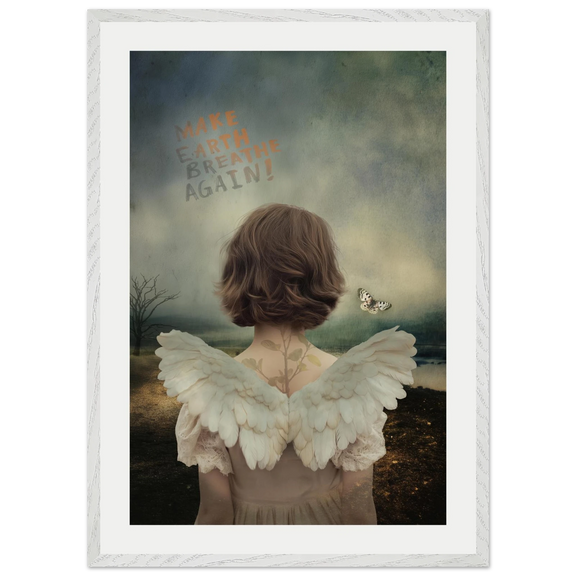 Ingelijste fine art print van meisje met engelenvleugels gezien van achteren, landschap in zachte aardetinten met tekst “Make Earth Breathe Again”, symbolisch kunstwerk over natuur en hoop