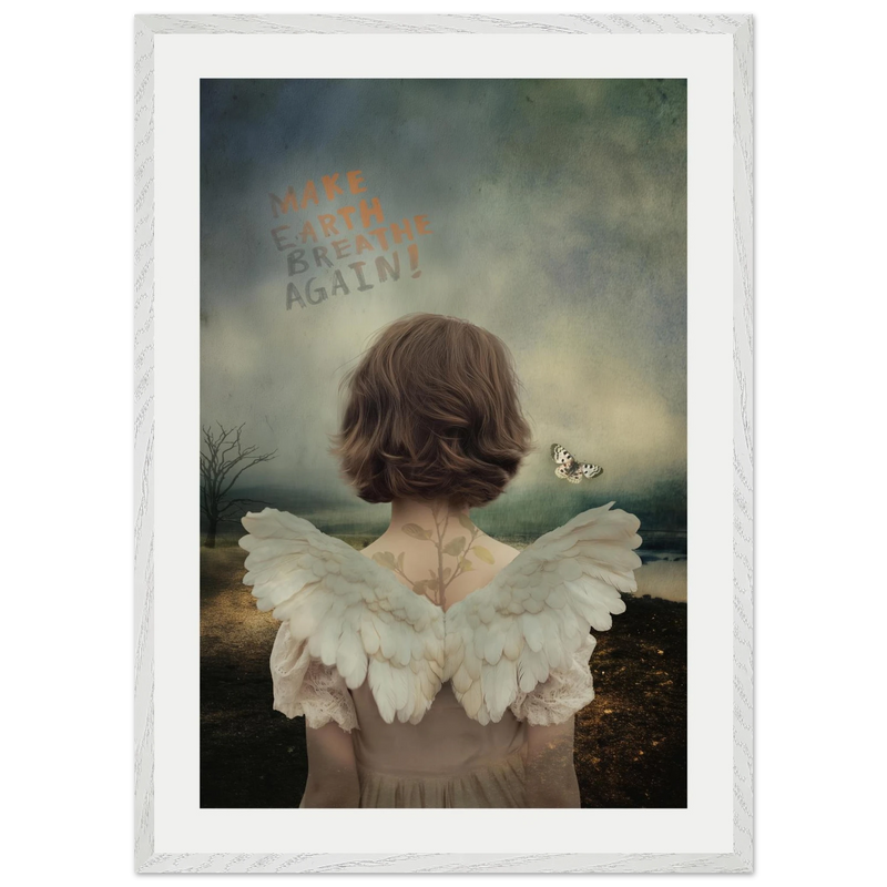 Ingelijste fine art print van meisje met engelenvleugels gezien van achteren, landschap in zachte aardetinten met tekst “Make Earth Breathe Again”, symbolisch kunstwerk over natuur en hoop
