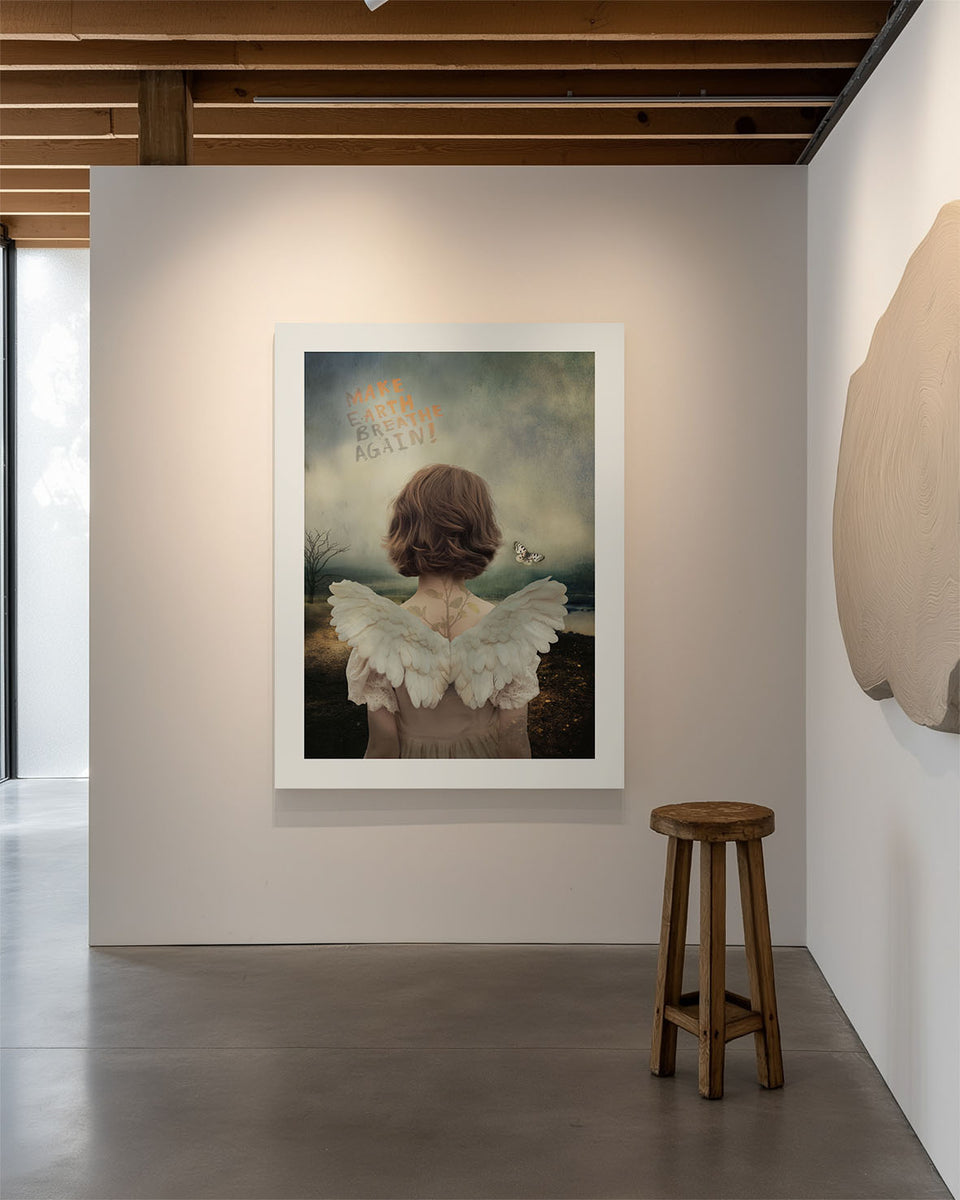 Fine art print “Make Earth Breathe Again” ingelijst en opgehangen in een rustige, moderne galerieruimte, sfeerbeeld dat laat zien hoe het kunstwerk tot zijn recht komt in een interieur