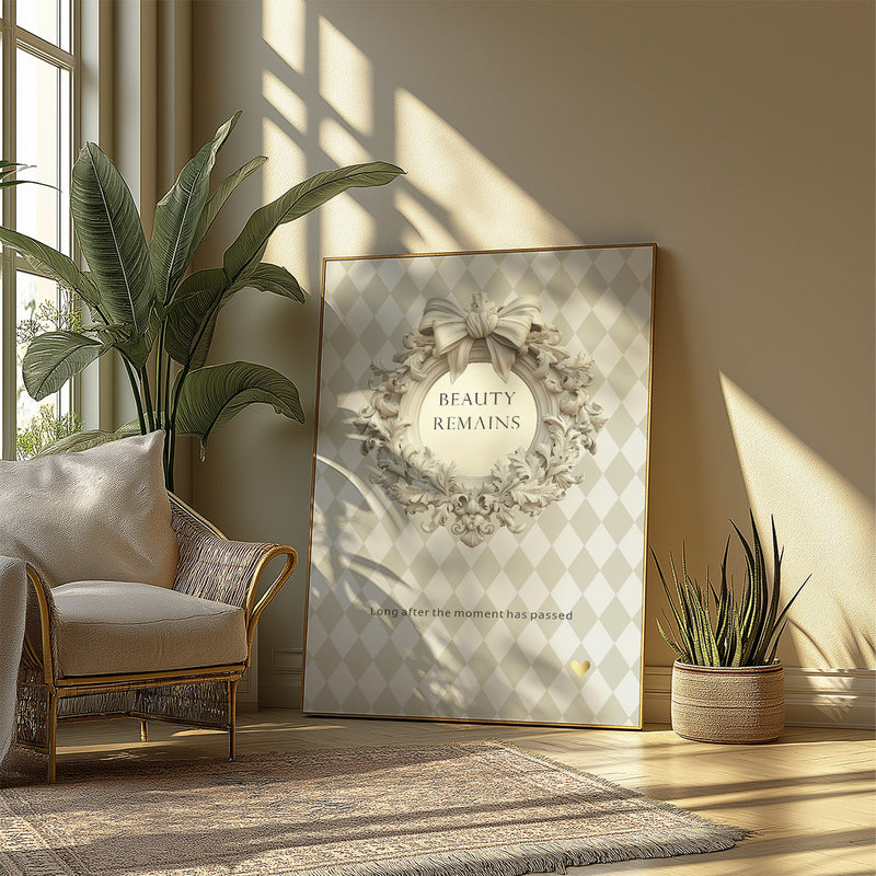 Quote art print “Beauty Remains” in lichte vintage woonkamer, staand op vloer naast stoel en planten in ochtendzon
