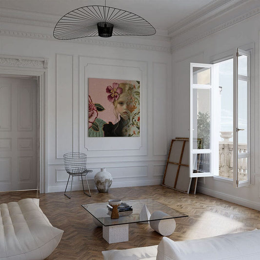 Huiskamer herenhuis met canvas aan de muur met engel en roze roos