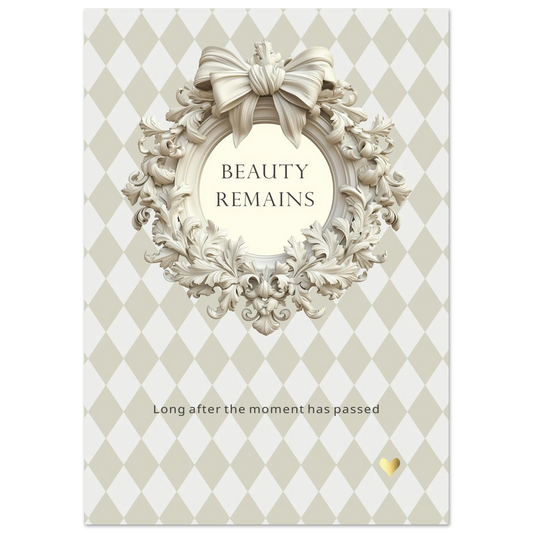 Elegante quote print met barok krans en strik, in zachte beige tinten met de tekst “Beauty remains”