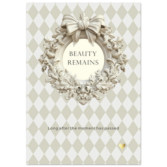 Elegante quote print met barok krans en strik, in zachte beige tinten met de tekst “Beauty remains”