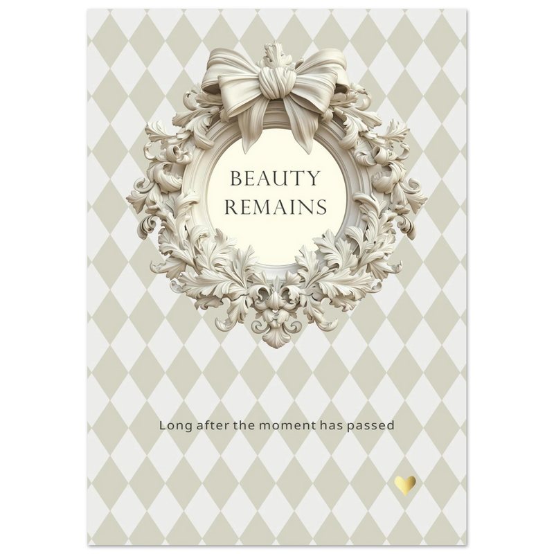 Elegante quote print met barok krans en strik, in zachte beige tinten met de tekst “Beauty remains”