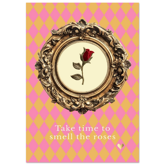 Harlequin roze en oker met gouden lijst erop met daarin een rode roos en spreuk
