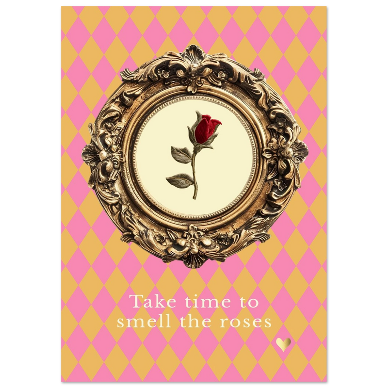 Harlequin roze en oker met gouden lijst erop met daarin een rode roos en spreuk