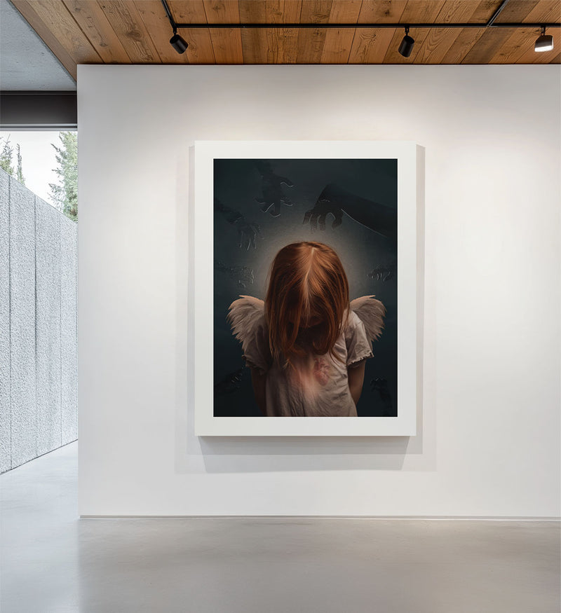 Meisje met engelenvleugels, hoofd gebogen, fine art print in rustige galerieruimte, symbolisch kunstwerk over kwetsbaarheid en innerlijke kracht