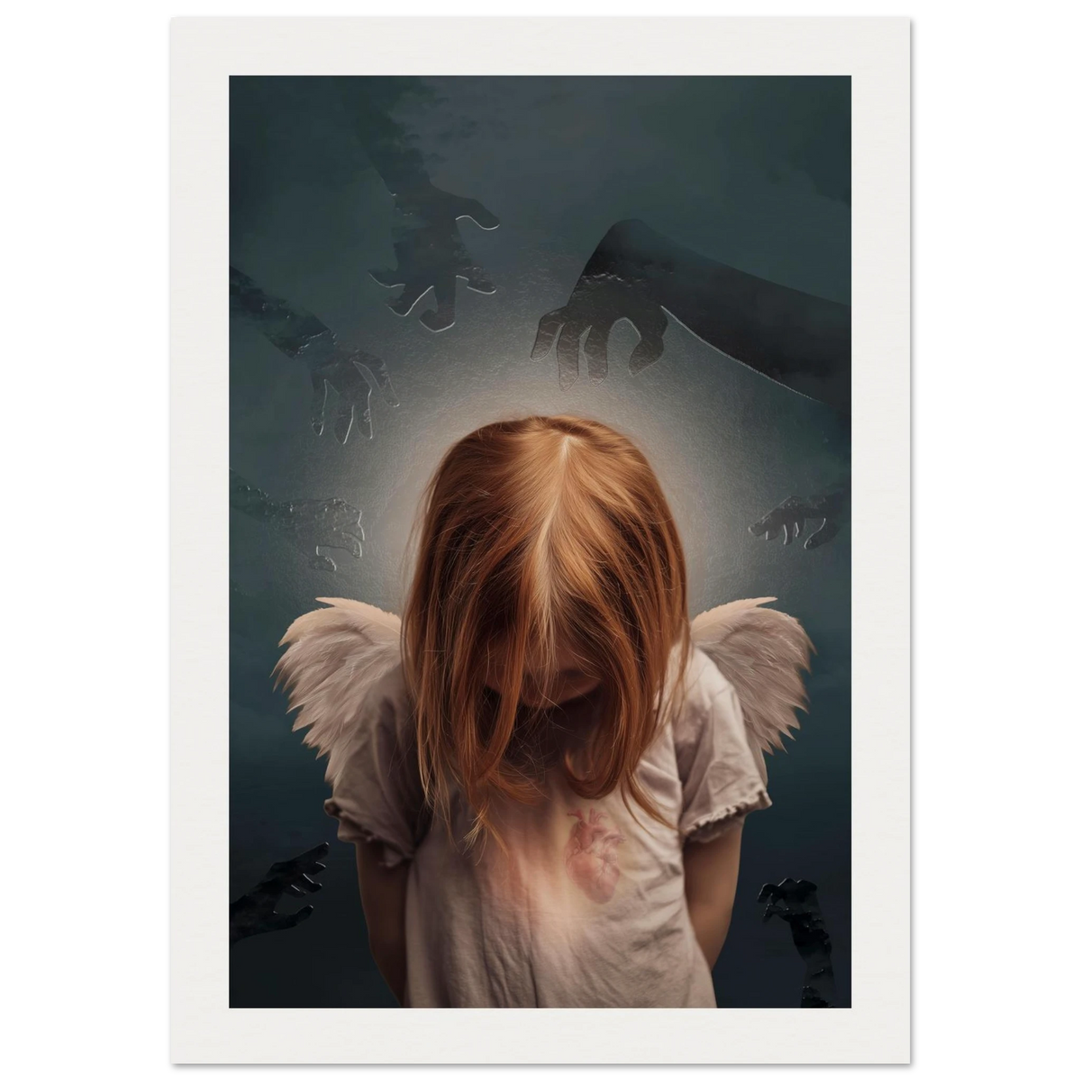 Fine art print van meisje met engelenvleugels en gebogen hoofd, omringd door symbolische handen in een donkere, serene compositie over bescherming en innerlijke kracht