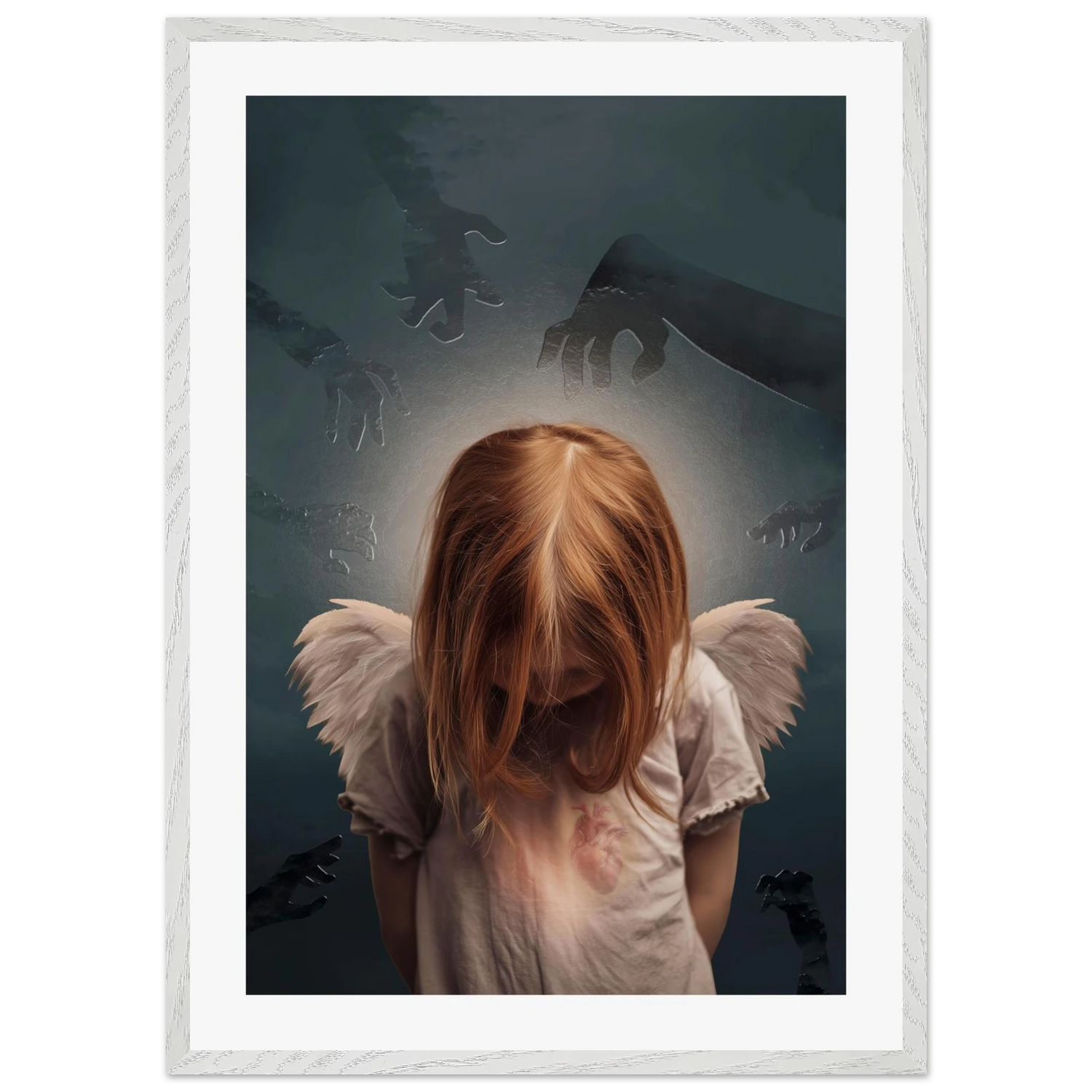 Meisje met engelenvleugels en gebogen hoofd, fine art print met donkere achtergrond en symbolische handen, kunstwerk over kwetsbaarheid, bescherming en innerlijke kracht