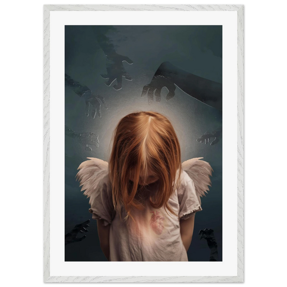 Meisje met engelenvleugels en gebogen hoofd, fine art print met donkere achtergrond en symbolische handen, kunstwerk over kwetsbaarheid, bescherming en innerlijke kracht
