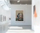 Fine art print “Witness” tentoongesteld in een lichte, moderne kunstgalerie, sfeerbeeld dat laat zien hoe het werk oogt aan de muur in een galerieruimte