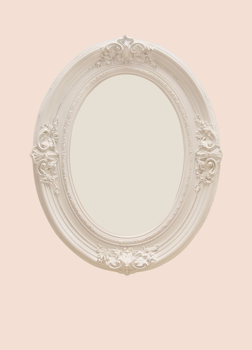 Zachtroze achtergrond met een witte ovale vintage sierlijst