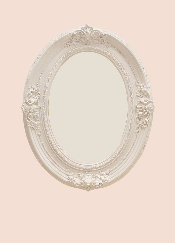 Zachtroze achtergrond met een witte ovale vintage sierlijst