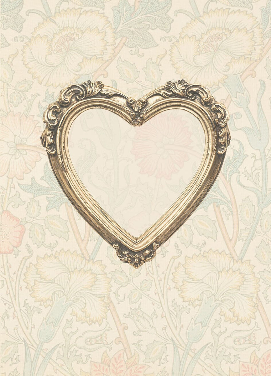 Zachte bloemenprint met een goudkleurige hartvormige sierlijst