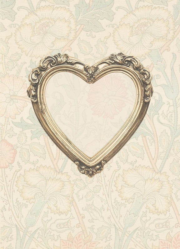 Zachte bloemenprint met een goudkleurige hartvormige sierlijst