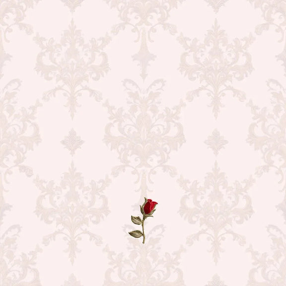 Zachtroze ornamentprint met een kleine rode roos onderaan
