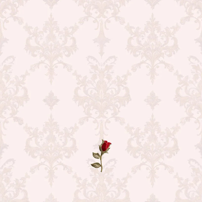 Zachtroze ornamentprint met een kleine rode roos onderaan