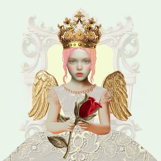 Meisje met gouden engelenvleugels, grote gouden kroon en rode roos voor licht decor