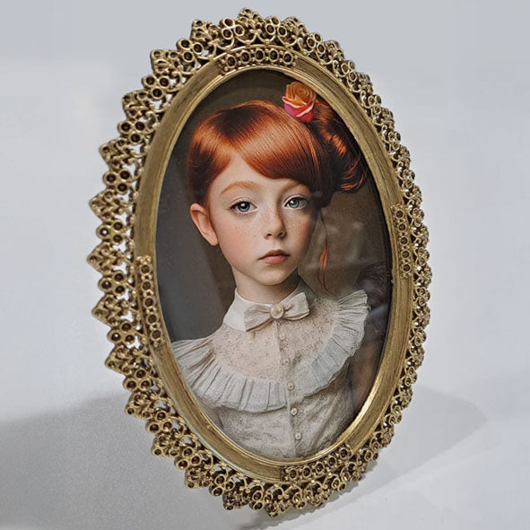 Ovaal kunstportret van engelachtig meisje in vintage lijst