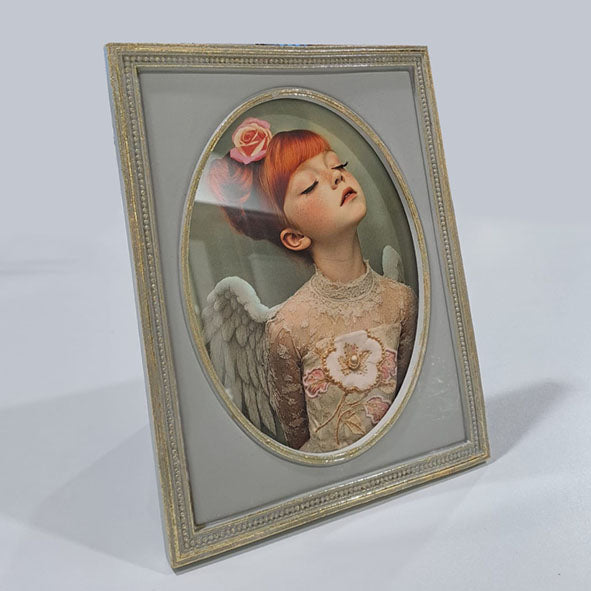 Staand ovaal kunstportret van engelachtig meisje in vintage lijst