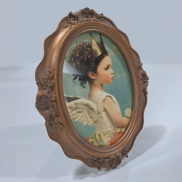 Ovaal kunstportret van engelachtig meisje in vintage lijst