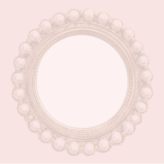 Achterzijde van kaart met ronde parelversiering en zacht ivoorkleurige achtergrond.