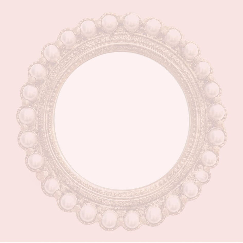 Achterzijde van kaart met ronde parelversiering en zacht ivoorkleurige achtergrond.