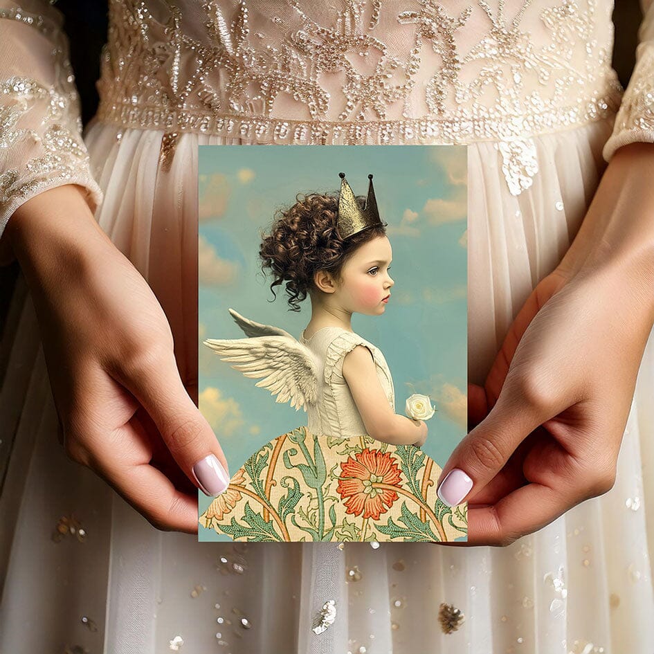 Mock-up van de Flore engelkaart, met een kinderlijke engel met kroon, witte roos en vintage bloemenjurk, vastgehouden door twee handen op een champagnekleurige glitterjurk.